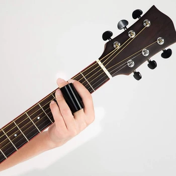 Набор на каботажните за китара, състоящ се от 1 стъклена поставка, 1 стоманена стойка и 1 месингова стойка за китара, 6 медиатори и 4 медиатори за пръстите