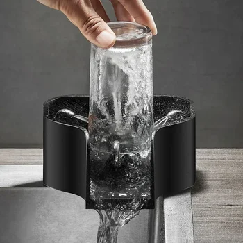 Страхотна автоматична мивка с високо налягане за измиване на кухненски мивки е идеалното решение за почистване на коледните бутилки от бира и мляко в бара.